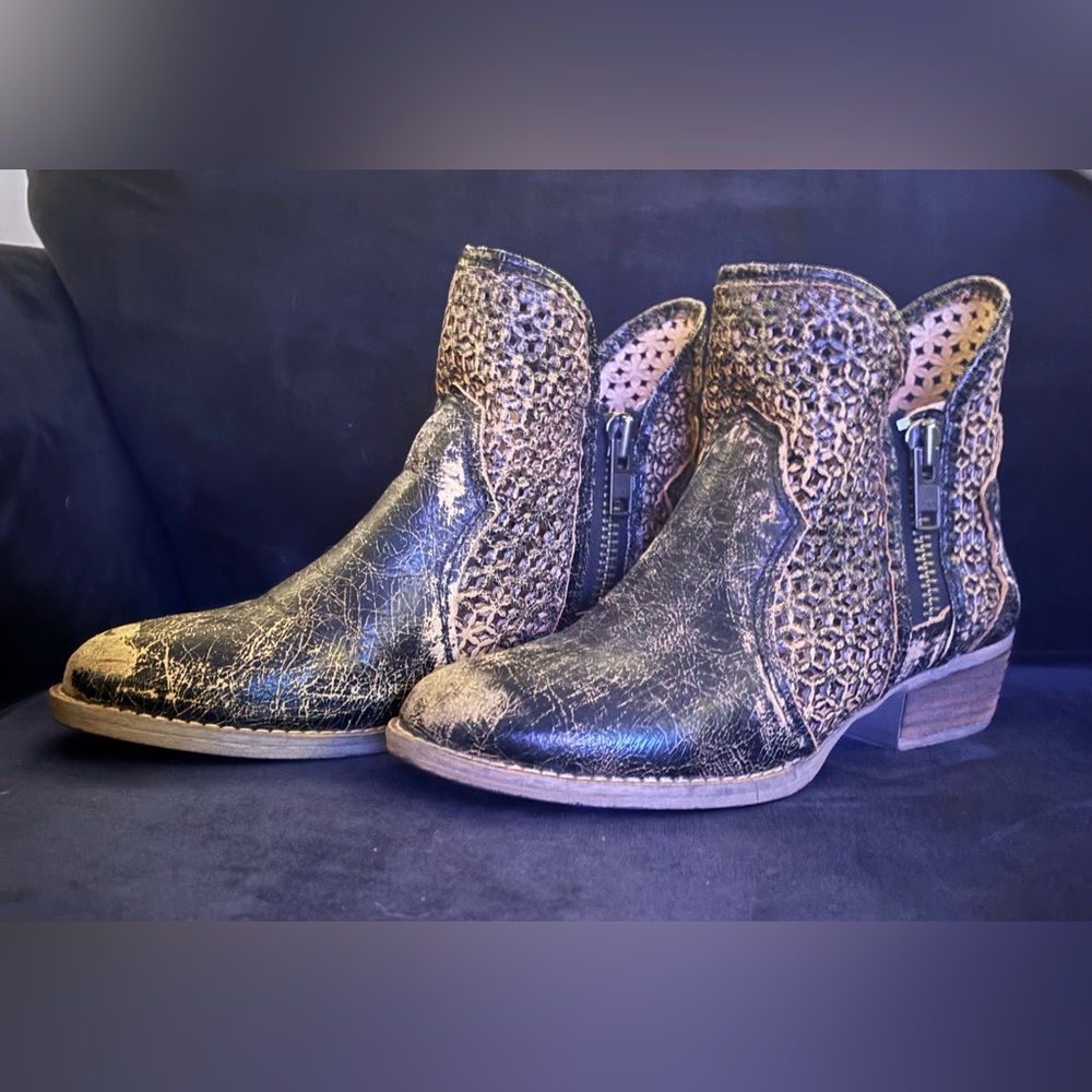 Circle G Distressed Ankle Boots